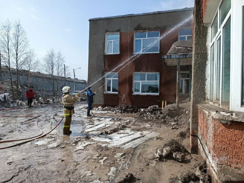 На Камчатке пожарные начали приводить в порядок социально значимые объекты в Ключах после пеплопада
